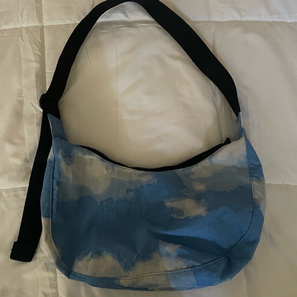 BAGGU Medium Nylon Crescent Bag - Picture 1 of 4